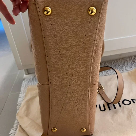 Louis Vuitton V tote MM - Picture 12 of 14